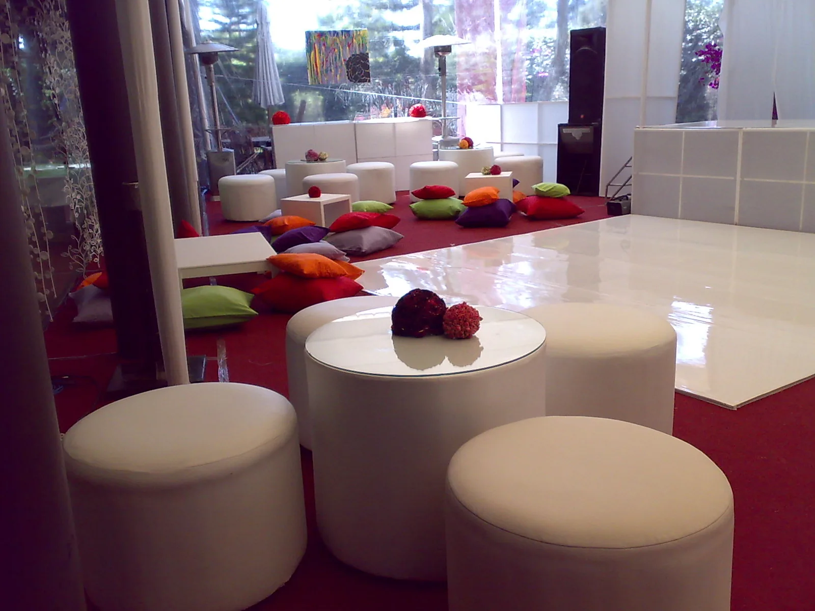 Sala lounge circular blanca para evento - Perfect Host CDMX