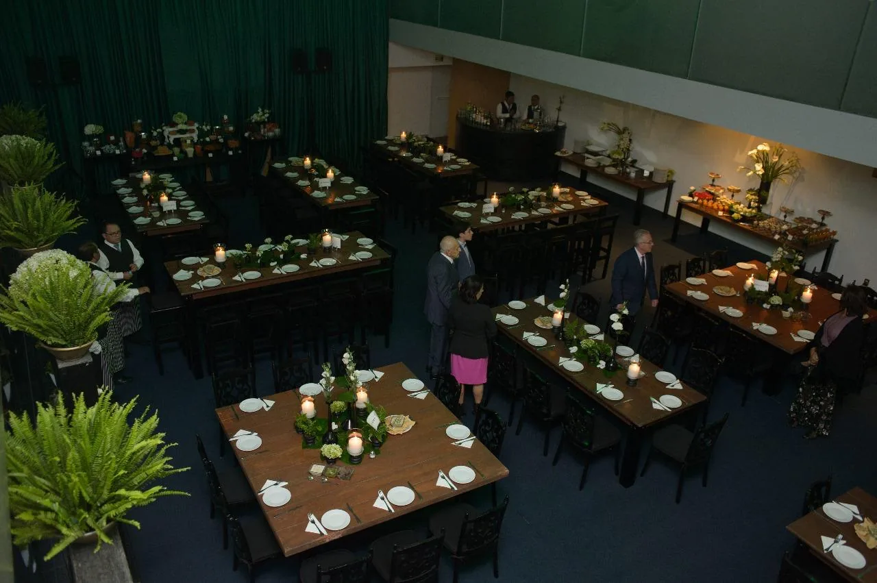 Montaje de mesas para banquete de evento - Perfect Host CDMX