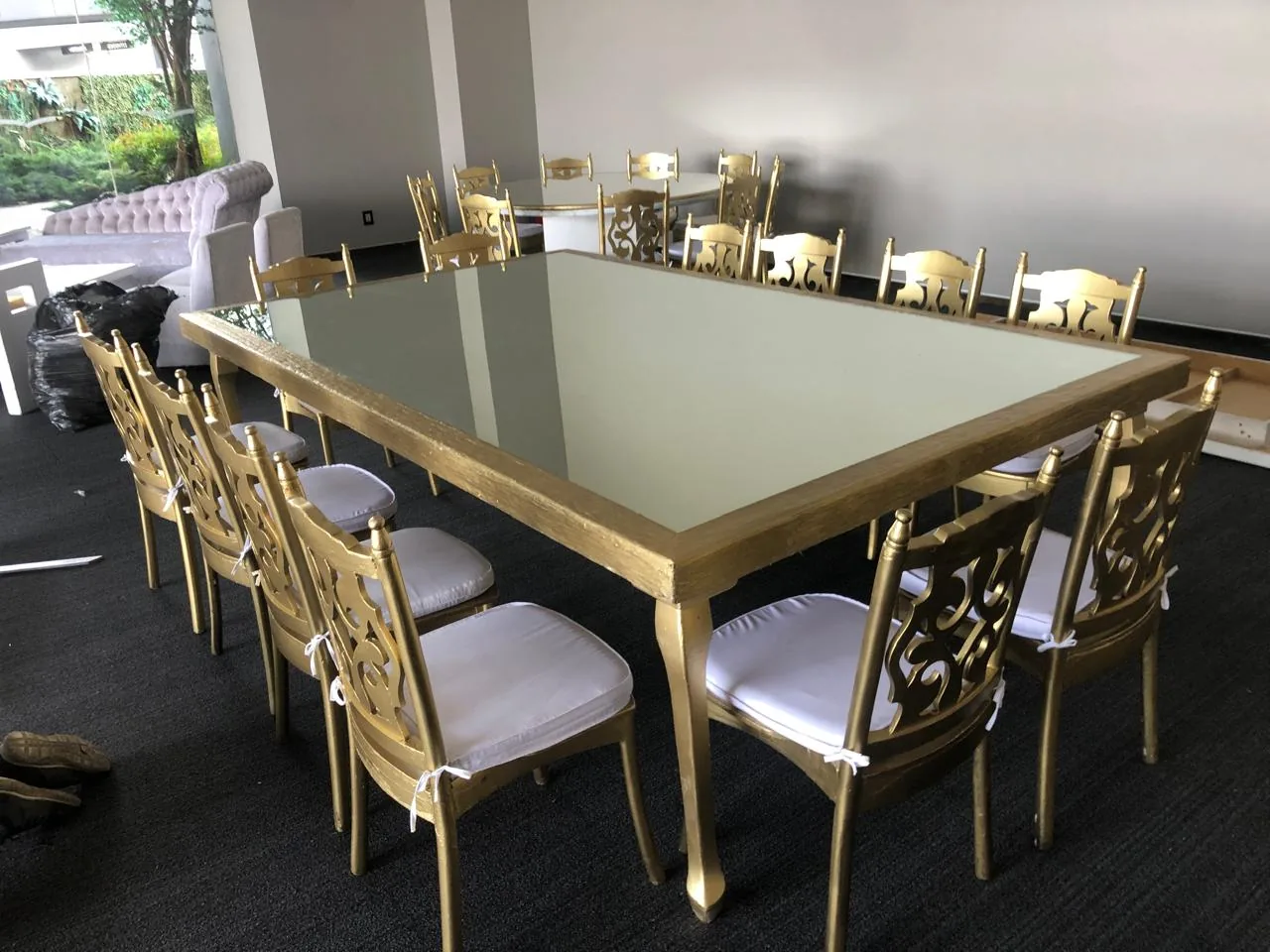 Montaje de evento con mesa imperial dorada y sillas doradas por Perfect Host en la Ciudad de México
