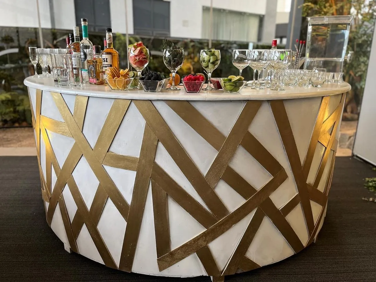 Barra de bar geométrica dorada en evento - Perfect Host CDMX